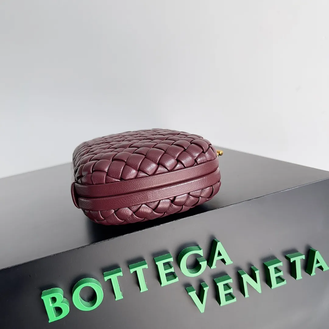 Batch 1860 BV Knot | The classic return of the evening bag. Original leather ➕ Stainless steel hardware ➕ 24k real gold plating ➕ Fully handmade. Those who know the history of our brand should have heard that the knot is a story of Bottega Veneta, and it is also one of the more important design elements. Matthieu Blazy's work this season sublimates Knot's classics, with a new knot design and a woven shoulder strap, plus Fouland Intreccio's weaving technology, adding some fashion to the retro and nostalgic feel of the past. Style number: 717622 Size: 20.5*6*12.5